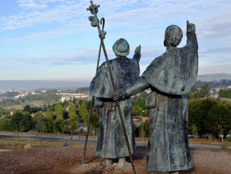 Peregrinos en O Monte Do Gozo, Santiago de Compostela © Ramón Fernández